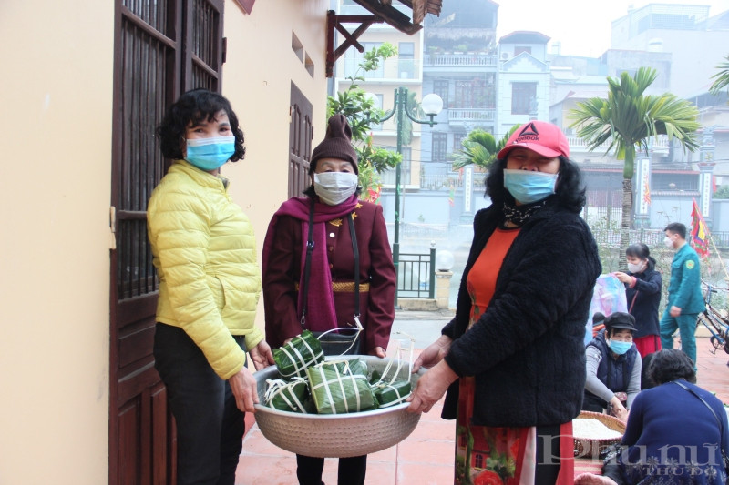 Những chiếc b&aacute;nh chưng đầu ti&ecirc;n ho&agrave;n th&agrave;nh được chị em phụ nữ mang đi luộc, trước khi gửi tặng hội vi&ecirc;n phụ nữ ho&agrave;n cảnh kh&oacute; khăn.