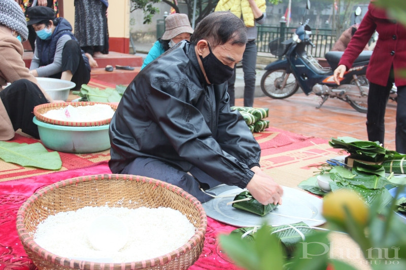 &Ocirc;ng Trần Thanh Vi&ecirc;n - Chủ tịch Hội Người cao tuổi l&agrave; một trong những người g&oacute;i b&aacute;nh chưng rất t&iacute;ch cực tại chương tr&igrave;nh.