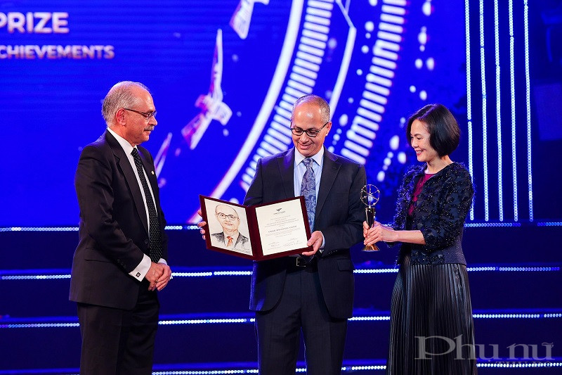 GS Omar Yaghi nhận Giải đặc biệt cho nhà khoa học trong lĩnh vư2cj