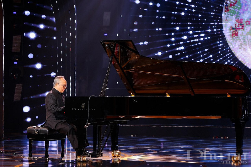 Nghệ sĩ Đặng Thái Sơn biểu diễn tại sự kiện.