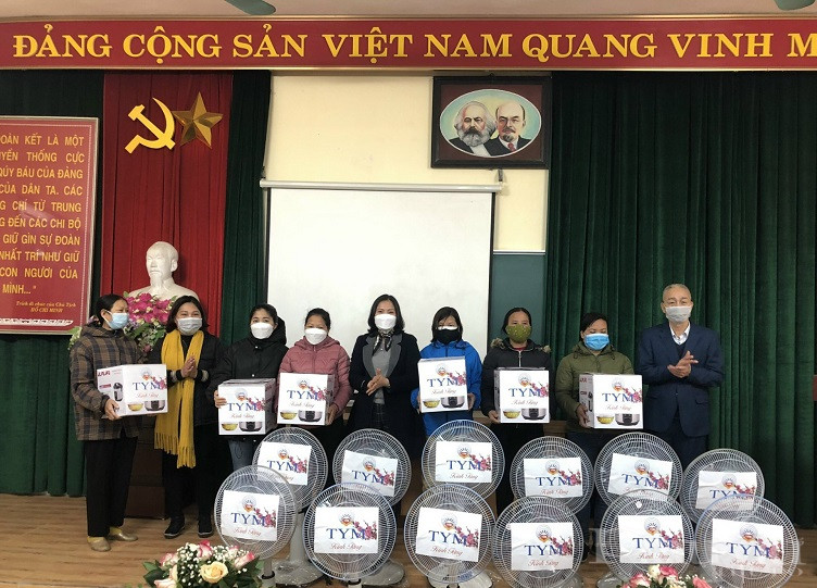 Đồng chí Nguyễn Thị Kim Tuyến, Chủ tịch Hội LHPN huyện Sóc Sơn ( người thứ 5 từ trái sang) cũng đại diện tổ chức TYM trao quà Tết cho phụ nữ khó khăn