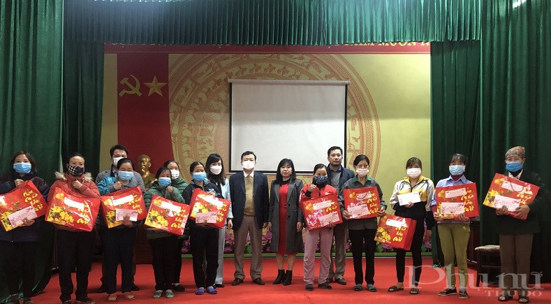 Những món quà của Hội PN trao tặng dịp này nhằm góp phần chăm lo Tết cho phụ nữ cùng với chính quyền làm tốt công tác an sinh xã hội