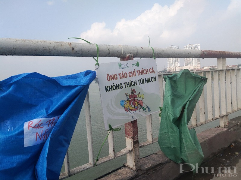 Tương tự , tại Cầu Chương Dương Hà Nội, các đơn vị đã treo pano tuyên truyền về bảo vệ môi trường. Đồng thời còn có thêm 2 túi đựng rác thải nhựa và rác thải khác.