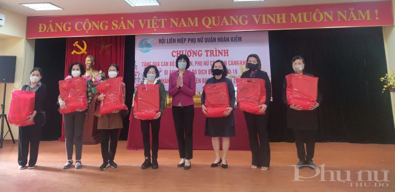Đồng chí Trịnh Thị Huệ, Chủ tịch Hội LHPN quận Hoàn Kiếm tặng quà cho phụ nữ có hoàn cảnh khó khăn bị ảnh hưởng bởi dịch Covid -19. Đây cũng là một trong những hoạt động thiết thực của Hội PN với phương châm để không ai bị bỏ lại phía sau , nhà nhà cùng đón Tết đầm ấm và hạnh phúc Đồng chí Trịnh Thị Huệ, Chủ tịch Hội LHPN quận Hoàn Kiếm tặng quà cho phụ nữ có hoàn cảnh khó khăn bị ảnh hưởng bởi dịch Covid -19. Đây cũng là một trong những hoạt động thiết thực của Hội PN với phương châm để không ai bị bỏ lại phía sau , nhà nhà cùng đón Tết đầm ấm và hạnh phúc