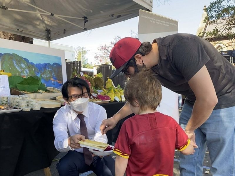 Trưởng Cơ quan Thương vụ Việt Nam mời các bạn trẻ Úc dùng thanh long trong sự kiện tháng 9/2021 (Trước đó trong tháng 7, Thương vụ đã tổ chức tuần lễ thanh long Việt Nam)