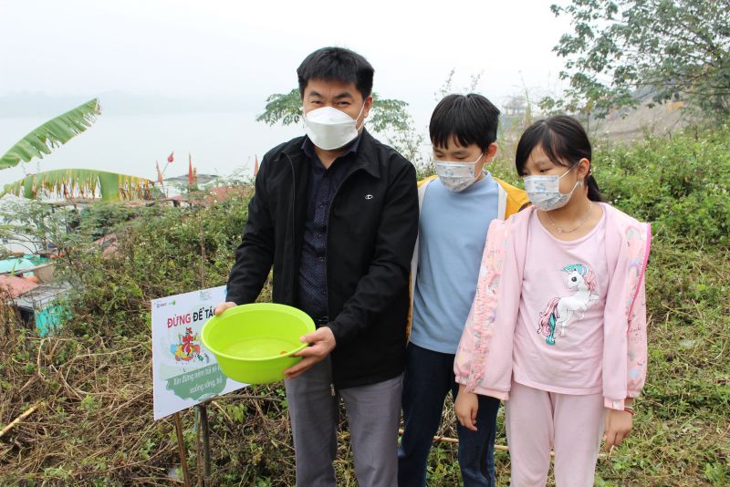 Anh Thành cùng các con đựng cá trong chậu nhựa...