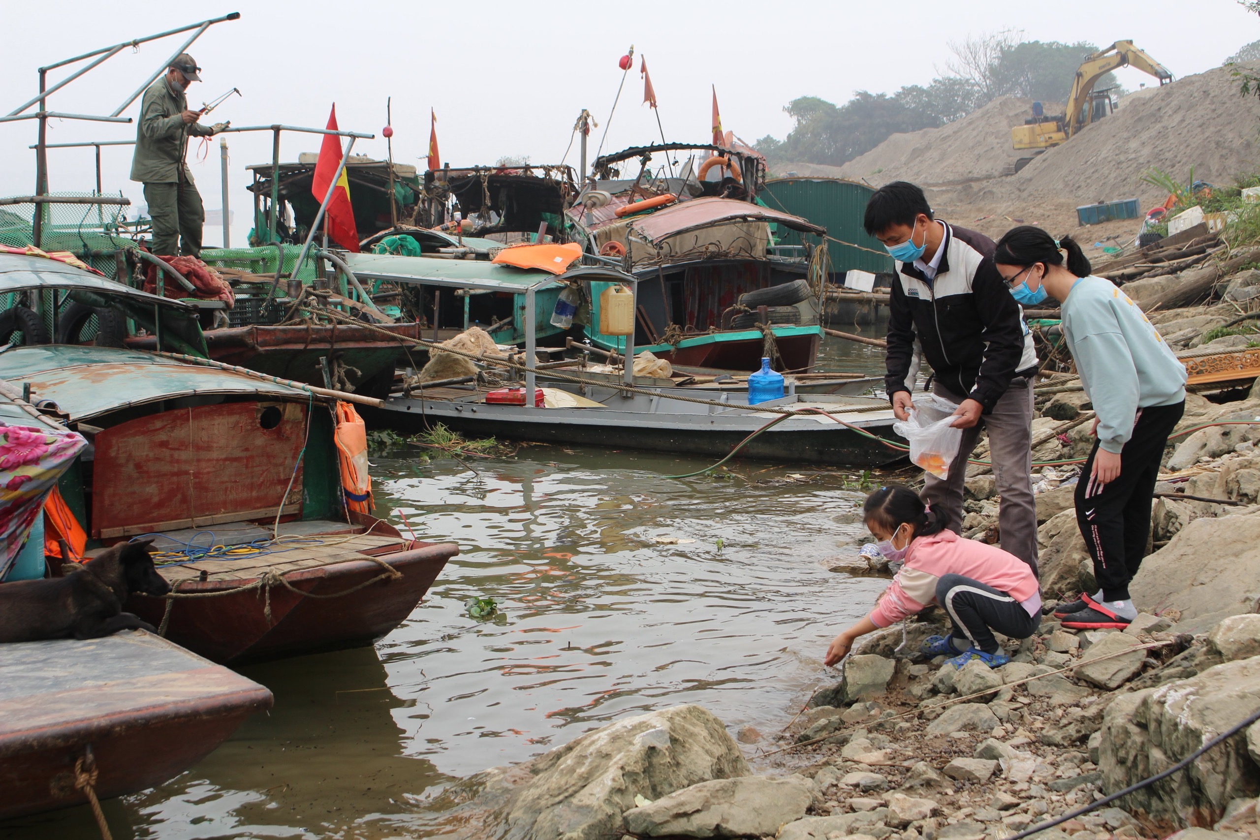 Thả cá phóng sinh là một trong những việc làm ý nghĩa trong ngày lễ ông Công ông Táo