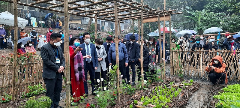 C&aacute;c đại biểu tham sự buổi kh&aacute;nh th&agrave;nh  kh&ocirc;ng gian c&ocirc;ng cộng đa chức năng được cải tạo từ  một b&atilde;i r&aacute;c tồn tại trước đ&acirc;y tại khu vực bờ vở s&ocirc;ng Hồng