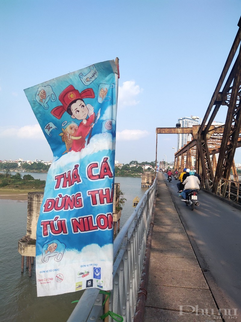 Để góp phần hạn chế tình trạng xả túi ni lông bừa bãi sau khi người dân thực hiện phong tục thả cá chép tiễn ông Công, ông Táo về trời,