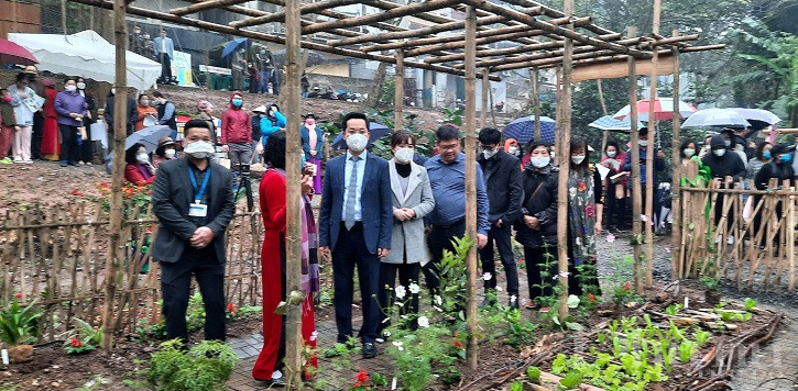 Dự &aacute;n được khởi xướng bởi Mạng lưới V&igrave; một H&agrave; Nội đ&aacute;ng sống v&agrave; được triển khai bởi bốn tổ chức Think Playgrounds, Keep Hanoi clean, Trung t&acirc;m nghi&ecirc;n cứu m&ocirc;i trường v&agrave; cộng đồng. C&ugrave;ng với sự đ&oacute;ng g&oacute;p c&ocirc;ng sức của nhiều c&aacute;n bộ hội vi&ecirc;n phụ nữ, c&ugrave;ng c&aacute;c c&aacute; nh&acirc;n, tổ chức y&ecirc;u mến H&agrave; Nội, dự &aacute;n nhận được sự t&agrave;i trợ của Đại sứ qu&aacute;n Đan Mạch, c&ocirc;ng ty Ford Việt Nam v&agrave; Cơ quan ph&aacute;t triển quốc tế H&ograve;a Kỳ.