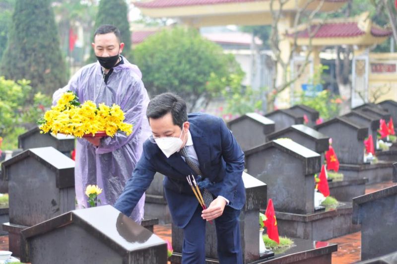 Bí thư Quận ủy, Chủ tịch HĐND quận Hoàn Kiếm Vũ Đăng Định thắp hương  tưởng nhớ các anh hùng liệt sỹ