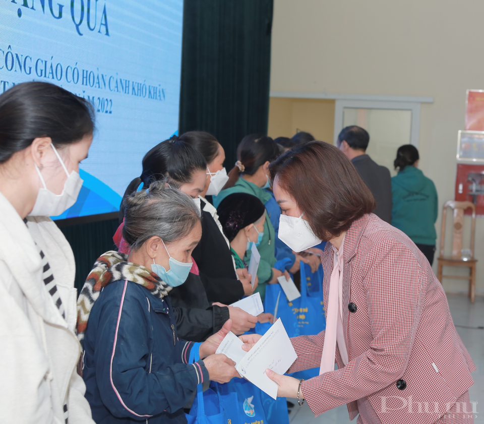 Đồng chí Phạm Thị Thanh Hương xúc động khi được tận tay trao những món quà ấm áp cho hội viện phụ nữ Công giáo có hoàn cảnh khó khăn. Đồng chí Phạm Thị Thanh Hương xúc động khi được tận tay trao những món quà ấm áp cho hội viện phụ nữ Công giáo có hoàn cảnh khó khăn.