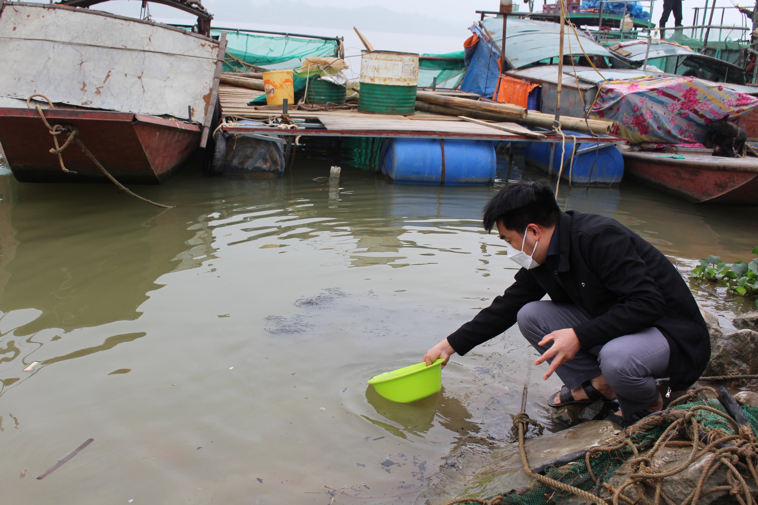 Theo anh Thành, đây là cách để anh dạy con ý nghĩa ngày ông Công ông Táo, đồng thời giúp con ý thức việc bảo vệ môi trường sống