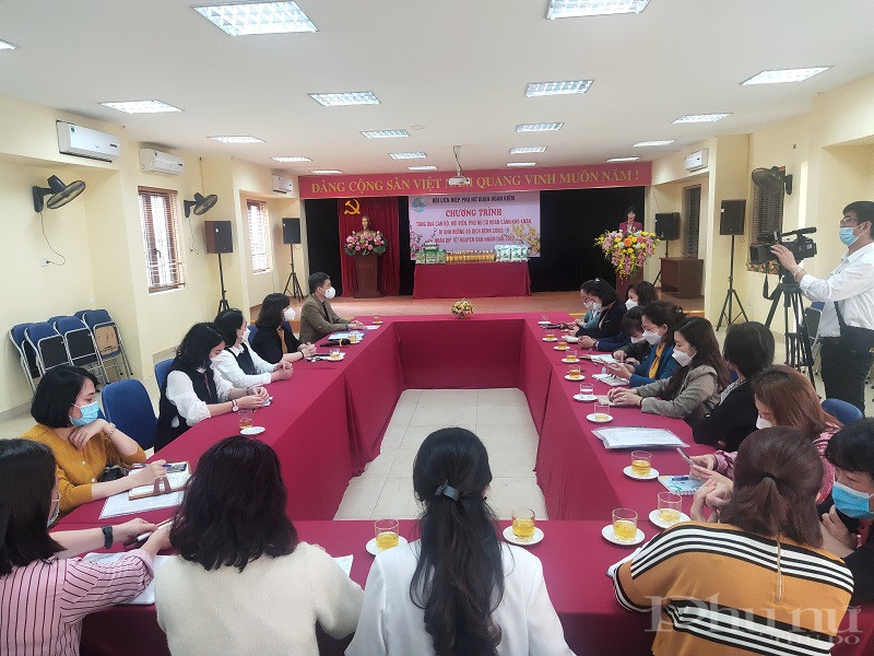Buổi trao quà Tết cho cán bộ, hội viên phụ nữ được diễn ra trong không khí đầm ấm, thể hiện tinh thần sẻ chia, quan tâm chăm lo của tổ chức Hội mỗi dịp Tết đến Xuân về Buổi trao quà Tết cho cán bộ, hội viên phụ nữ được diễn ra trong không khí đầm ấm, thể hiện tinh thần sẻ chia, quan tâm chăm lo của tổ chức Hội mỗi dịp Tết đến Xuân về