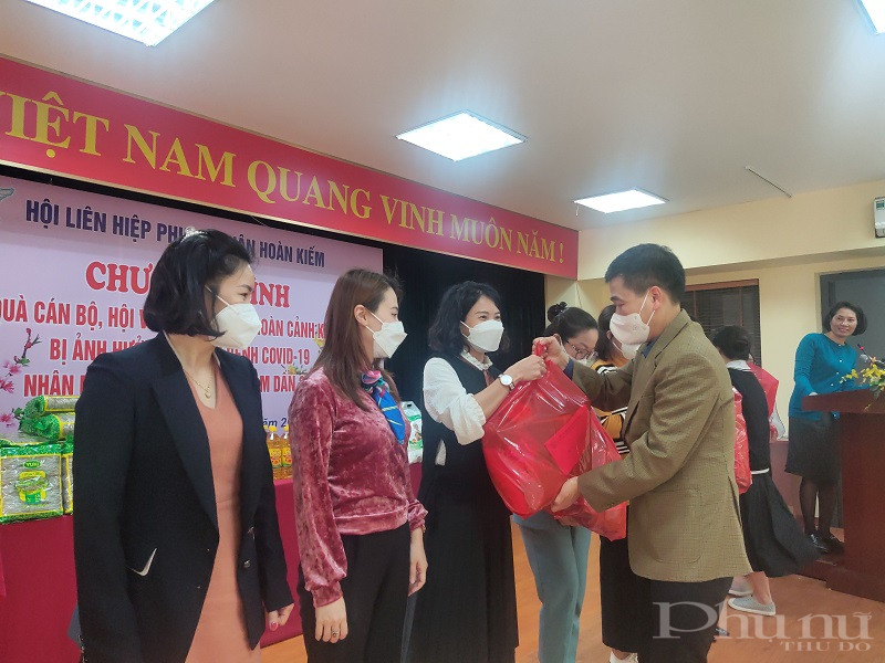 Đồng chí Phó Chủ tịch UBND quận Hoàn Kiếm tặng quà Tết cho cán bộ Hội bị ảnh hưởng bởi dịch Covid - 19 năm qua Đồng chí Phó Chủ tịch UBND quận Hoàn Kiếm tặng quà Tết cho cán bộ Hội bị ảnh hưởng bởi dịch Covid - 19 năm qua
