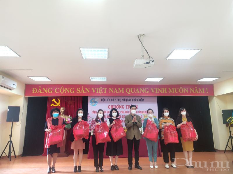 Hội LHPN quận Hoàn Kiếm: Tặng quà Tết cho cán bộ, hội viên, phụ nữ có hoàn cảnh khó khăn bị ảnh hưởng bởi dịch Covid - 19 - ảnh 4