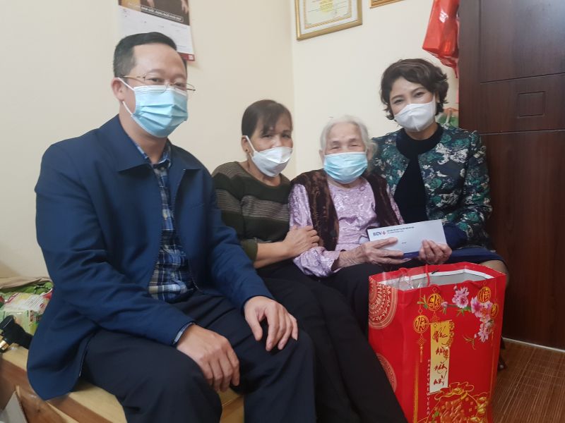 Đồng chí Lê Quỳnh Trang, Tổng biên tập báo Phụ nữ Thủ đô và đại diện nhà tài trợ đến từ ngân hàng BIDV đến thăm, tặng quà Tết hội viên Phạm Thị Bích Ngọc, phường Phương Liên