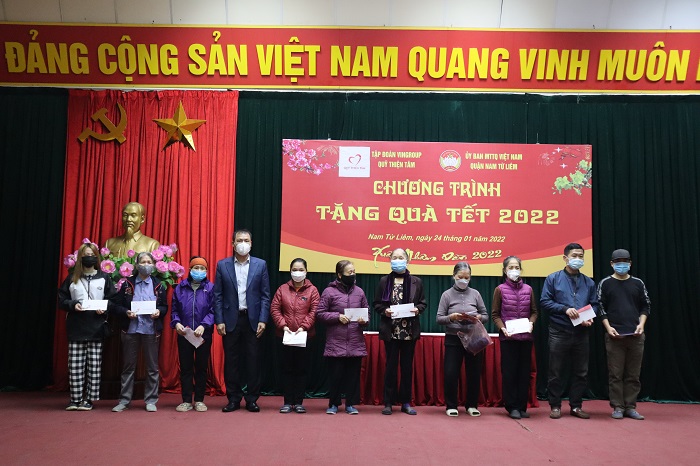 50 suất quà, mỗi suất trị giá 600.000đ cho 50 hộ cận nghèo, hộ có hoàn cảnh khó khăn trên địa bàn quận