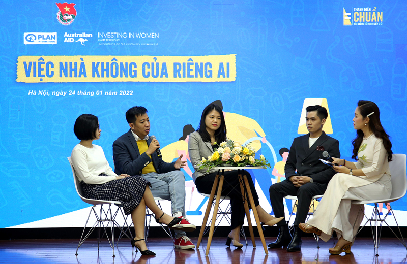 Các đại biểu tham gia phát động chiến dịch truyền thông 'Thanh niên chuẩn - nói không với định kiến giới' và trò chuyện về chủ đề  Các đại biểu tham gia phát động chiến dịch truyền thông 'Thanh niên chuẩn - nói không với định kiến giới' và trò chuyện về chủ đề