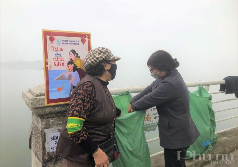 Cán bộ hội viên phụ nữ nhắc nhở người dân không vứt túi nylon ra môi trường.