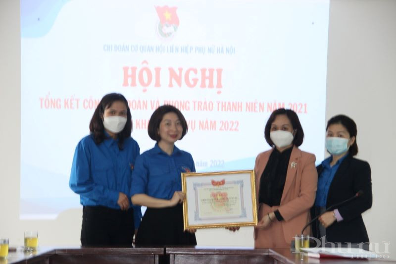 Đồng chí Phạm Thị Thanh Hương trao Giấy khen 