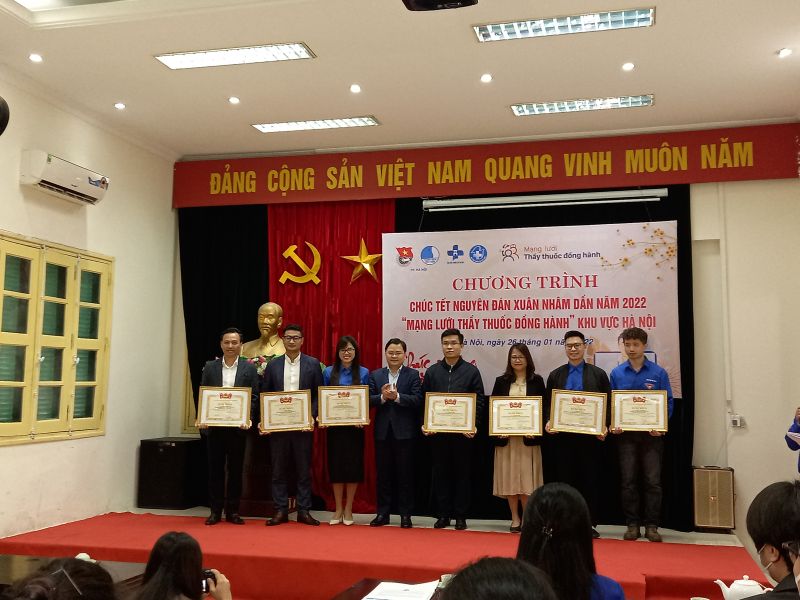 Trao tặng bằng khen cho các bác sĩ thuộc mạng lưới thầy thuốc đồng hành