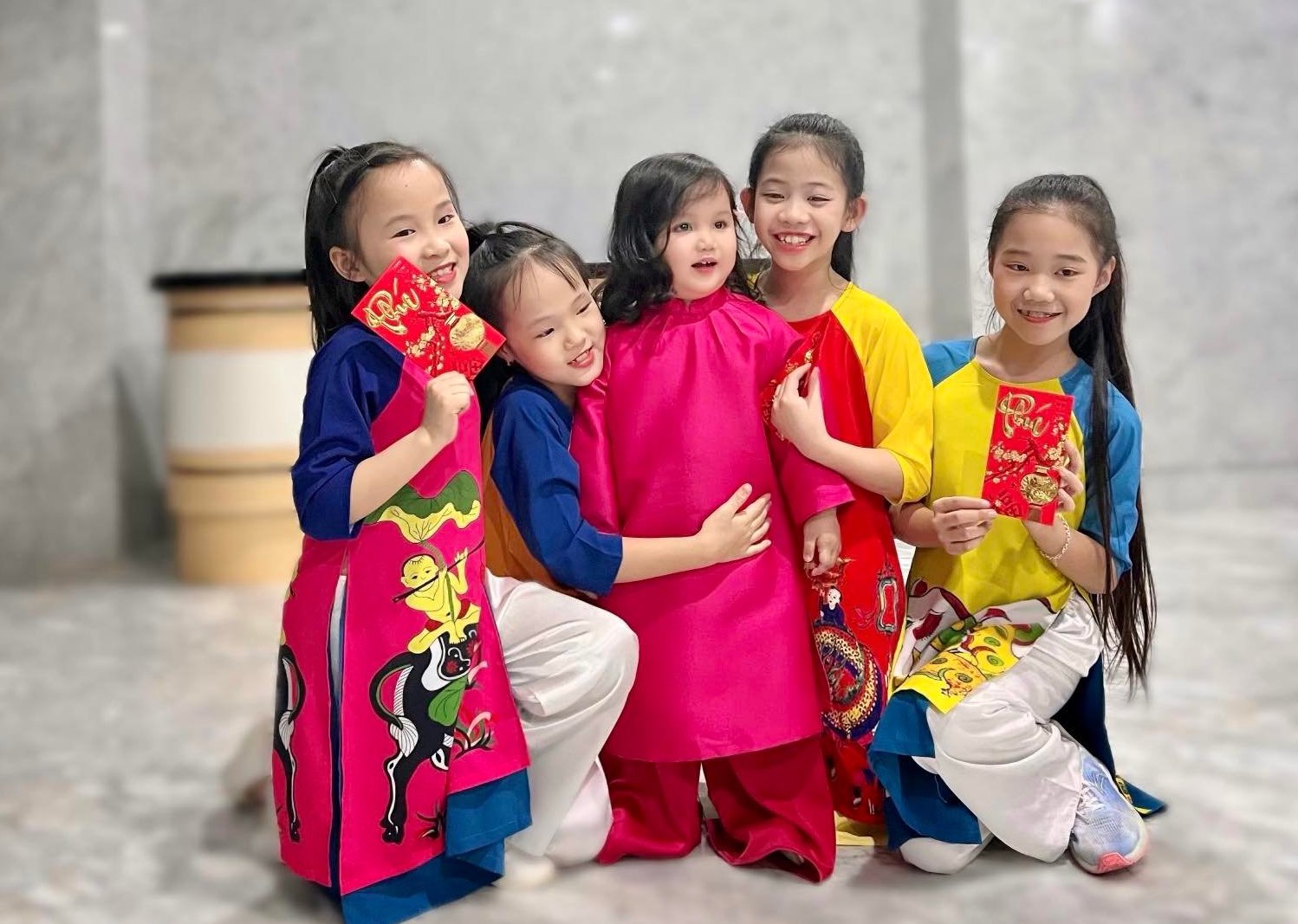 Các diễn viên nhí trong chương trình thích thú vây quanh MiA