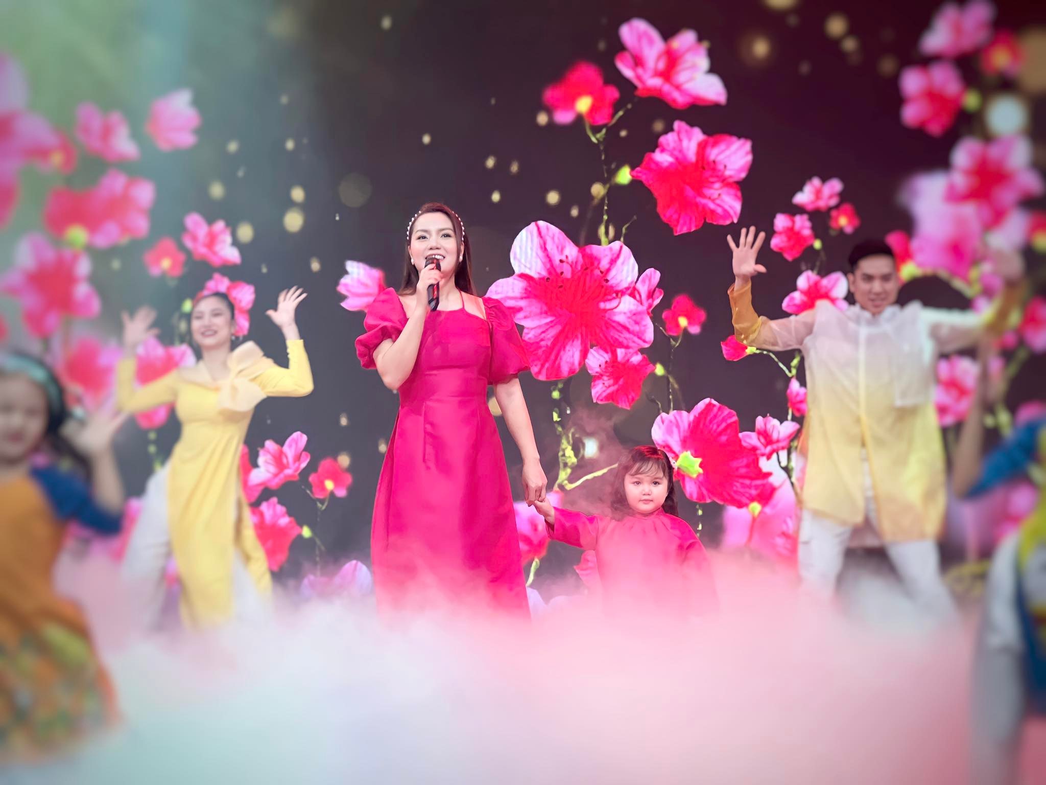 Nguyễn Ngọc Anh và con gái trên sân khấu chương trình