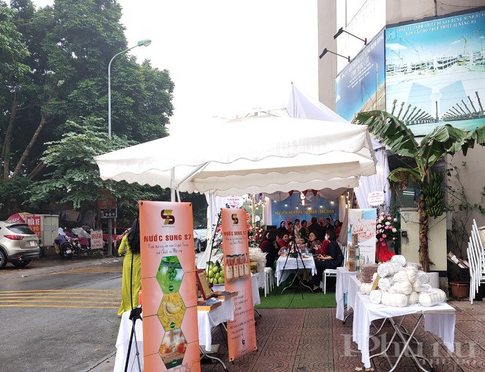 HTX n&ocirc;ng sản  Long Bi&ecirc;n đ&atilde; ho&agrave;n thiện c&aacute;c hồ sơ gồm: Giấy ph&eacute;p kinh doanh, đăng k&yacute; m&atilde; số thuế, đăng k&yacute; sử dụng h&oacute;a đơn, đăng k&yacute; con dấu v&agrave; mở t&agrave;i khoản tại ng&acirc;n h&agrave;ng, đăng k&yacute; chứng nhận vệ sinh ATTP