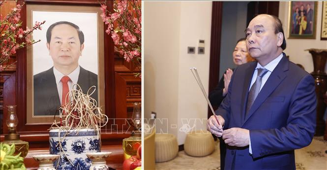 Chủ tịch nước Nguyễn Xuân Phúc dâng hương Đại tướng Trần Đại Quang. Ảnh: Thóng Nhất/TTXVN