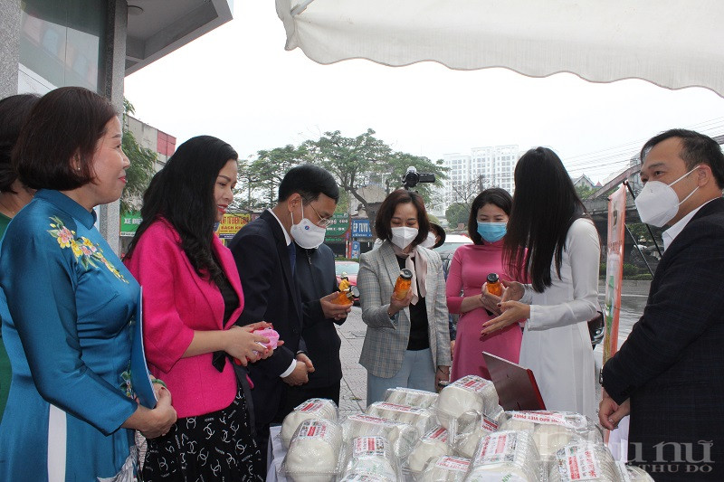 C&aacute;c đại biểu tham quan gian h&agrave;ng giới thiệu sản phẩm của HTX n&ocirc;ng sản Long Bi&ecirc;n tại buổi lễ ra mắt