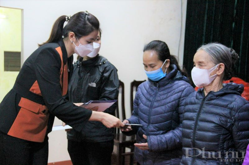 Bà Phạm Thị Hải Ngọc - Phó Giám đốc ngân hàng BIDV chi nhánh Thăng Long trao quà cho phụ nữ có hoàn cảnh khó khăn tại xã Cao Viên, huyện Thanh Oai. (Ảnh: T.H)