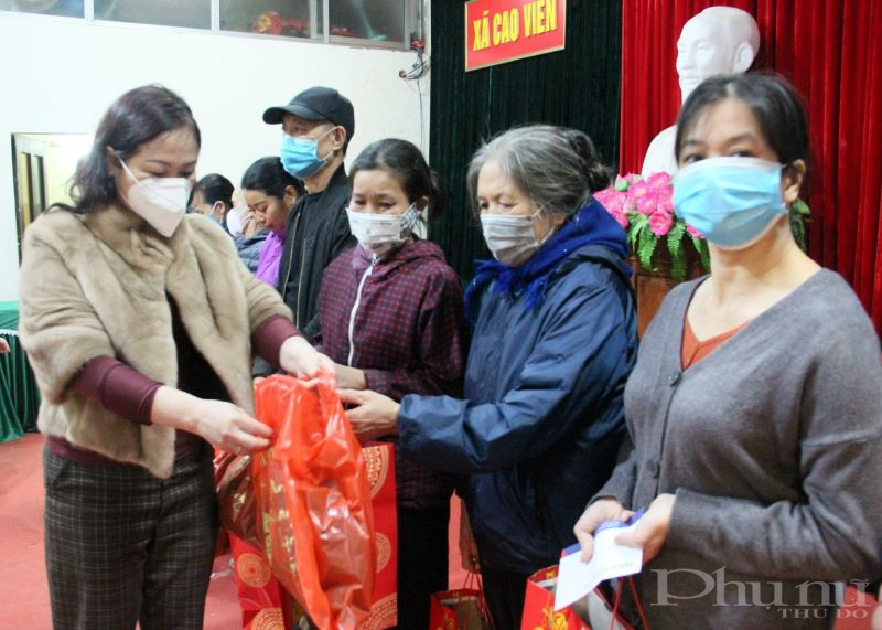 Nhân dịp năm mới, Hội LHPN huyện Thanh Oai cũng có quà tặng gửi tới hội viên phụ nữ khó khăn xã Cao Viên.