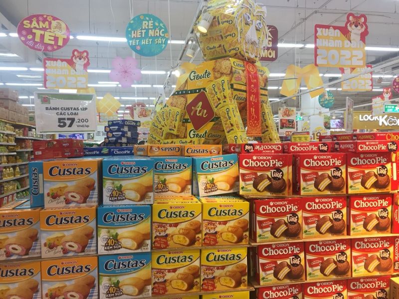 Bánh kẹo Tết được bày biện gọn gàng, bắt mắt thu hút khách hàng