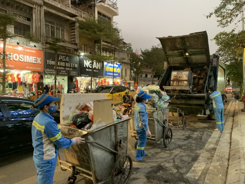 Những ngày giáp Tết, lượng rác tăng mạnh khiến khối lượng công việc của anh chị em tăng rất nhiều