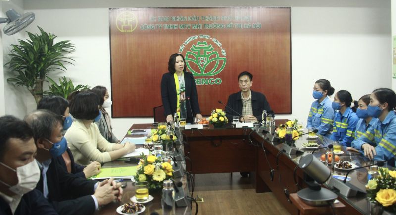 Chủ tịch Hội LHPN Hà Nội Lê Kim Anh phát biểu