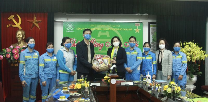 Các đồng chí: Lê Kim Anh - Chủ tịch Hội LHPN Hà Nội và Phạm Thị Thanh Hương - Phó Chủ tịch Hội LHPN Hà Nội tặng quà và chúc Tết lãnh đạo, người lao động công ty URENCO