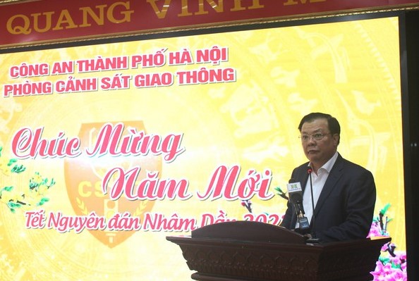 Đồng chí Bí thư Thành ủy Đinh Tiến Dũng biểu dương những thành tích, kết quả công tác của CATP Hà Nội và Phòng CSGT