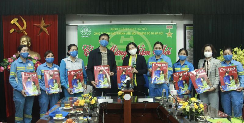 Năm nào cũng vậy, trong phần quà Tết gửi tặng những công nhân môi trường luôn có ấn phẩm Xuân của báo Phụ nữ Thủ đô - món ăn tinh thần ý nghĩa trong ngày đầu Xuân mới