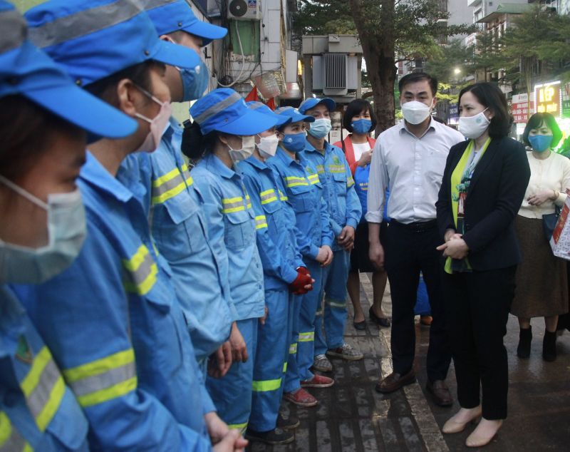 Chủ tịch Hội LHPN Hà Nội trò chuyện, thăm hỏi các nữ công nhân làm việc tại Chi nhánh URENCO Đống Đa