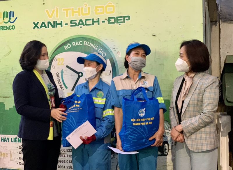 Các đồng chí lãnh đạo Hội LHPN Hà Nội tặng quà hỗ trợ nữ công nhân có hoàn cảnh khó khăn tại Chi nhánh URECO Đống Đa