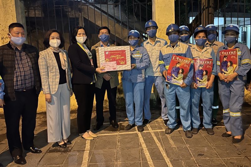 Đoàn công tác của Hội LHPN Hà Nội tặng quà Tết cho các nữ công nhân môi trường làm việc tại Chi nhánh URENCO Hai Bà Trưng