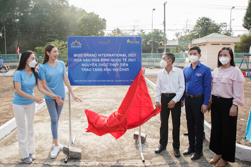 Hoa hậu Thuỳ Tiên giản dị tại Lễ trao tặng khu vui chơi trẻ em cho Củ Chi