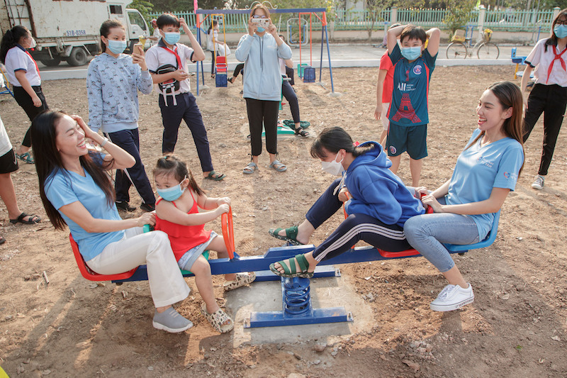 Các bạn nhỏ thích thú thử nghiệm khu vui chơi cùng Thuỳ Tiên