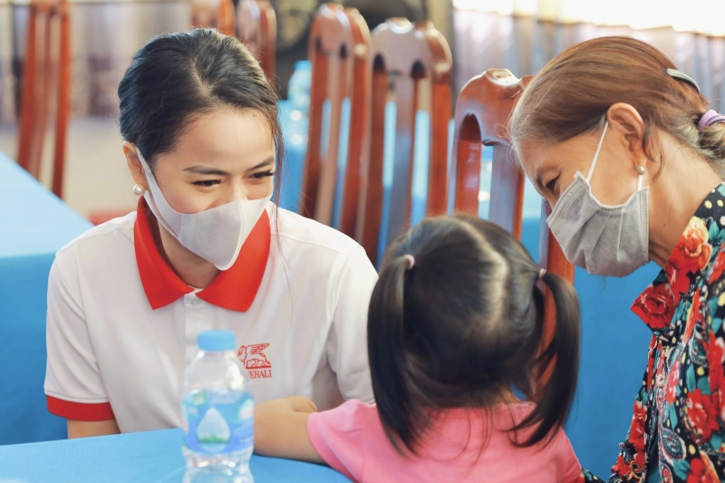 Các tình nguyện viên từ Generali Việt Nam và Quỹ BTTEVN trực tiếp gặp mặt, trao quà, và thăm hỏi động viên các em thiếu nhi mồ côi, khó khăn do Covid-19.
