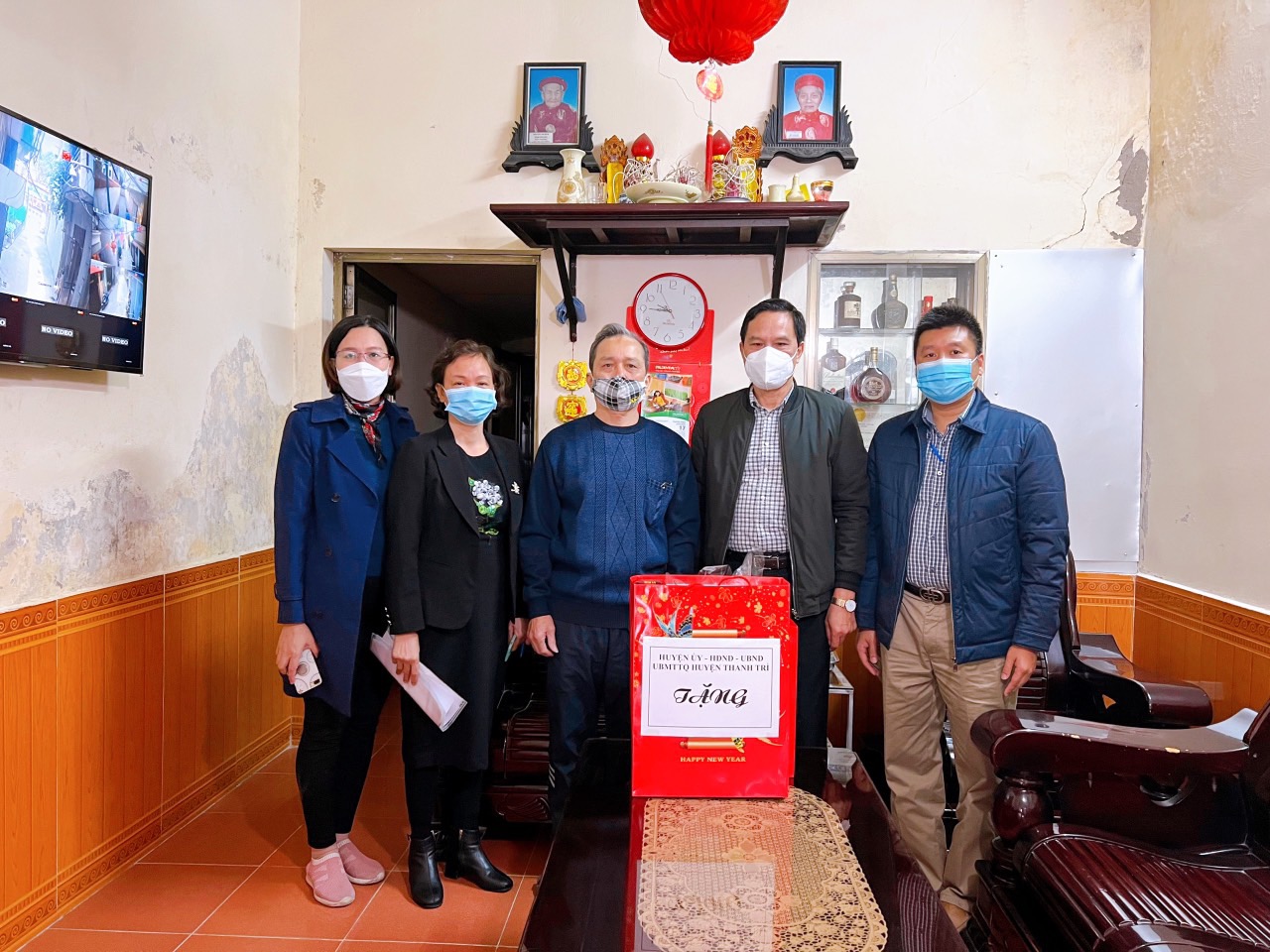 Lãnh đạo các ban ngành, đoàn thể huyện Thanh Trì tặng quà Tết cho người dân