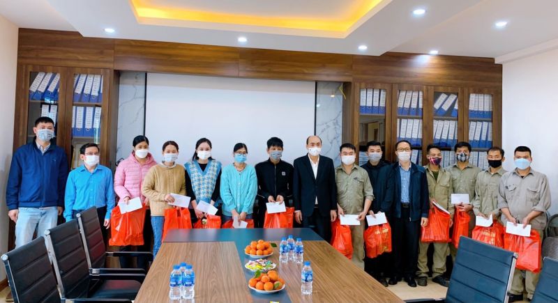 Lãnh đạo Huyện ủy và Liên đoàn lao động huyện Thanh Trì tặng quà Tết cho người lao động không về quê ăn Tết do dịch Lãnh đạo Huyện ủy và Liên đoàn lao động huyện Thanh Trì tặng quà Tết cho người lao động không về quê ăn Tết do dịch