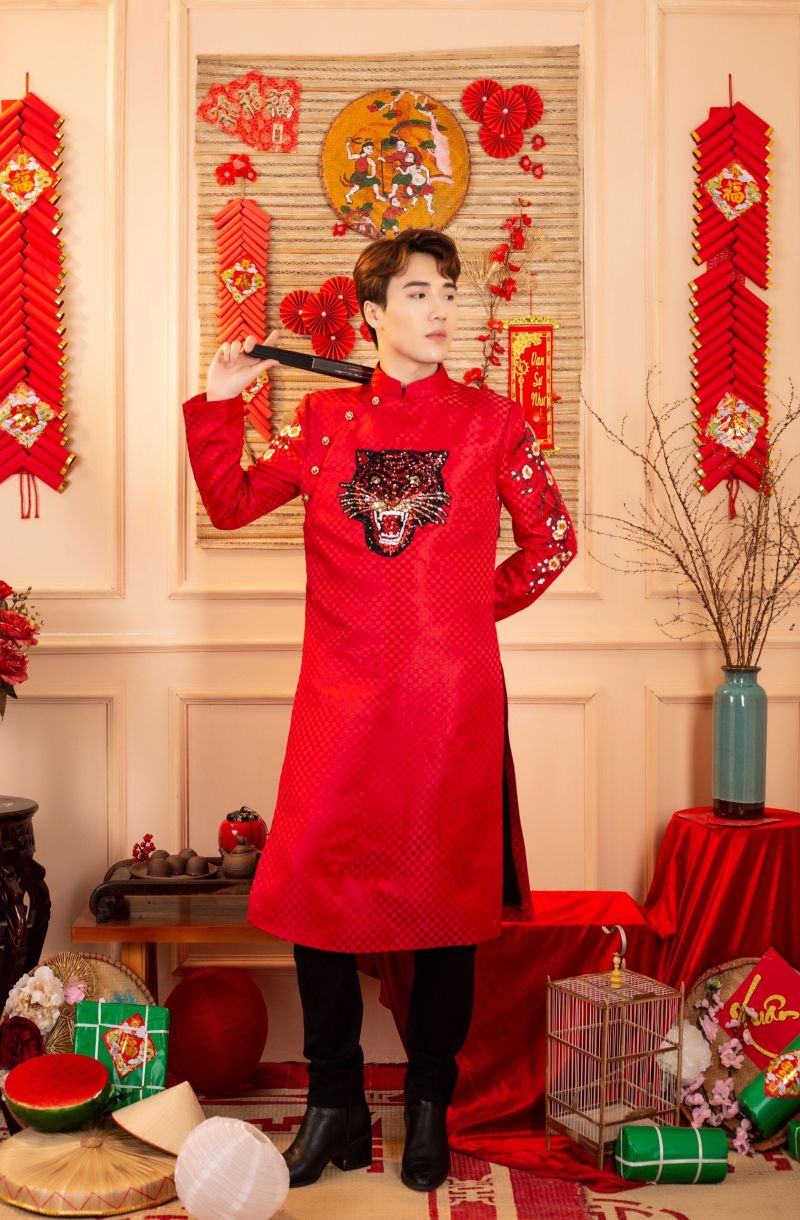 Ca sĩ Nguyễn Đức Trung diện áo dài đón Tết dân tộc - ảnh 6