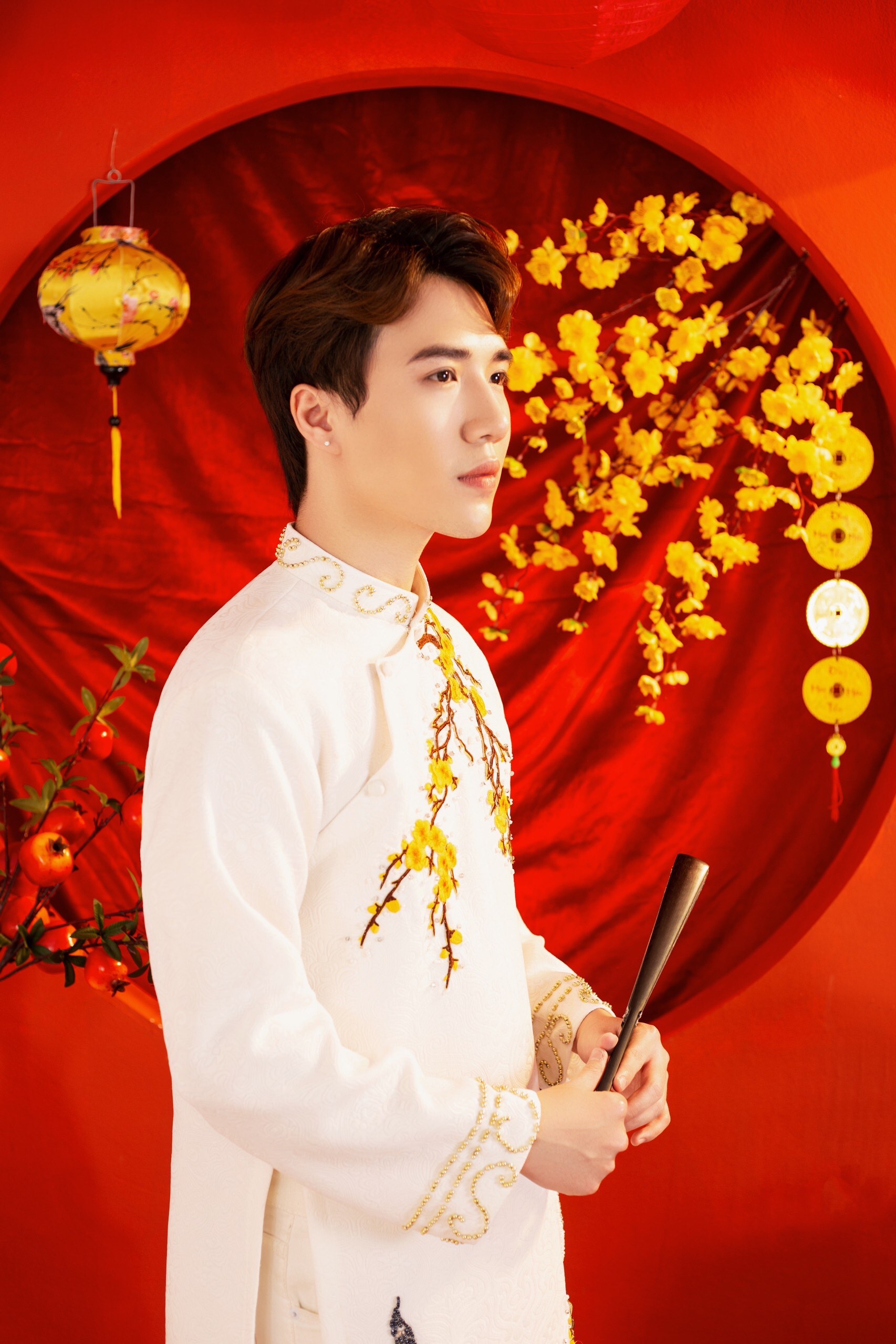 Ca sĩ Nguyễn Đức Trung diện áo dài đón Tết dân tộc - ảnh 4