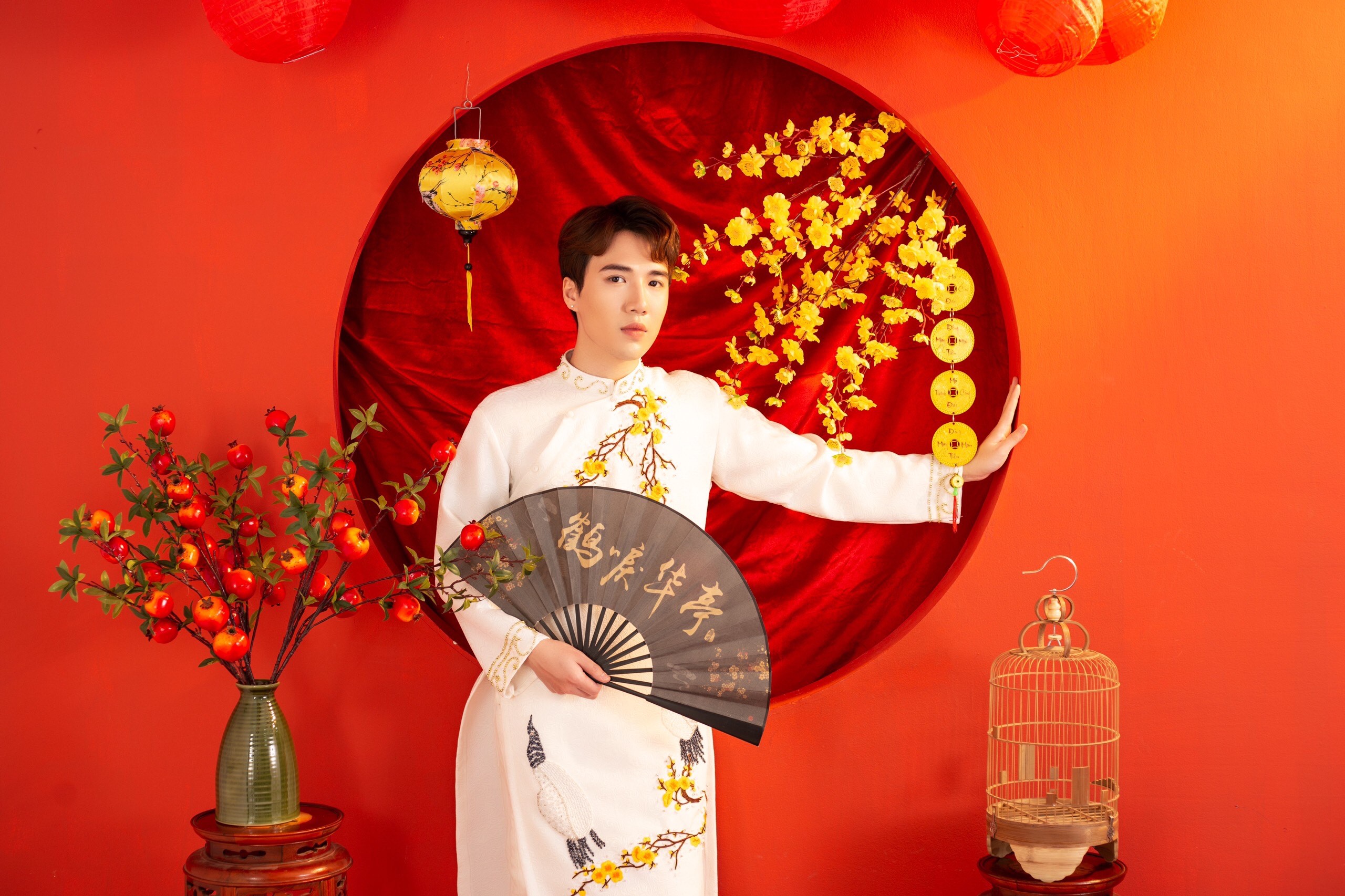 Ca sĩ Nguyễn Đức Trung diện áo dài đón Tết dân tộc - ảnh 3